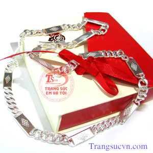 Dây chuyền bạc nam được chế tác trên chất liệu bạc ta, bạc nguyên chất hàng lượng 960% Ag. Được thiết kế mẫu mã đẹp phong cách mang lại sự an toàn cho sức khỏe