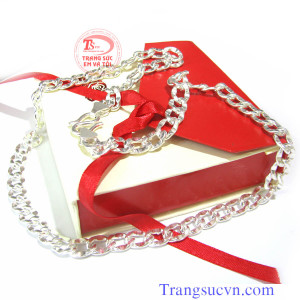 Dây chuyền bạc nam được chế tác trên chất liệu bạc ta, bạc nguyên chất hàng lượng 960% Ag. Được thiết kế mẫu mã đẹp phong cách mang lại sự an toàn cho sức khỏe
