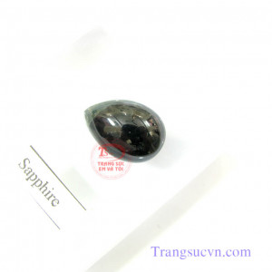 Saphire lam đen Sapphire thiên nhiên 100%  Có giấy kểm định đá quý kèm theo sản phẩm.  Đặc điểm khoáng vật: - Tên khoáng vật : Saphir (Sapphire - Corundum) - Độ cứng Mohs :9 - Chiết suất :1.762~1.770 -  Tỉ trọng :4.00