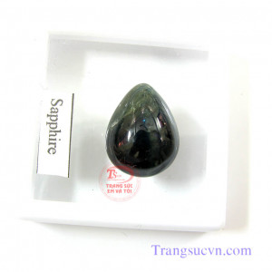 Sapphire giọt nước Sapphire thiên nhiên 100%  Có giấy kểm định đá quý kèm theo sản phẩm. Sapphire giọt nước  Đặc điểm khoáng vật: - Tên khoáng vật : Saphir (Sapphire - Corundum) - Độ cứng Mohs :9 - Chiết suất :1.762~1.770 -  Tỉ trọng :4.00