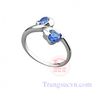 Nhẫn được chế tác trên chất liệu vàng trắng 14k, gắn đá topaz thiên nhiên màu xanh hình trái tim
