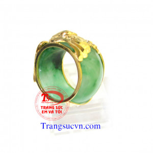 Nhẫn nam đại bàng thân nhẫn chế tác từ một chiếc nhẫn cẩm thạch thiên nhiên.