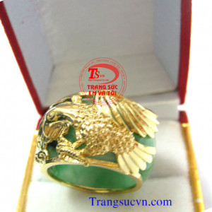 Nhẫn nam đại bàng thân nhẫn chế tác từ một chiếc nhẫn cẩm thạch thiên nhiên.