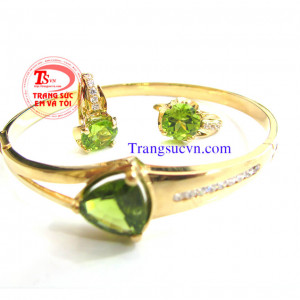 Vòng vàng và hoa tai đá peridot thiên nhiên
