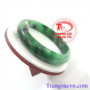 Vòng ngọc sơn thủy,Vòng phỉ thúy, vòng ngọc vân lý, Vòng bạch ngọc, vòng ngọc đôi hay cặp vòng long phụng, và tùy thuộc vàomàu sắc và kiểu chế tác sẽ có tên riêng, tất cả đều là: NGỌC CẨM THẠCH THIÊN NHIÊN ( NATURAL JADEITE) Có giấy kiểm định® vòng ngọc c