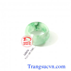 Nhẫn ngọc màu đẹp