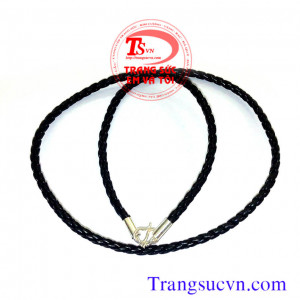 Dây da ốp bạc Dây da ốp bạc  Thông tin dây da ốp bạc 2 đầu Tồng chiều dài: ~ 44 cm  Chiều rộng dây: 4mm