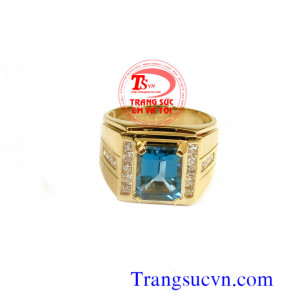 Nhẫn nam topaz xanh vàng 14k   Thông tin nhẫn nam Loại: Nhẫn nam Loại vàng: Vàng tây 14k (58,5% Au)  Loại đá quý: Topaz thiên nhiên Hình dạng đá: Chữ nhật/Facet Màu sắc đá:  Xanh lam Độ tinh khiết đá: Trong suốt chất lượng chế tác đá: Tốt Kèm Giấy kiểm đị