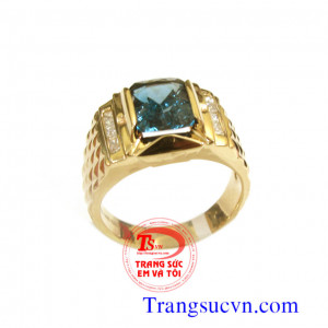Nhẫn topaz nam vàng tây  Nhẫn nam topaz xanh vàng 14k   Thông tin nhẫn nam Loại: Nhẫn nam Loại vàng: Vàng tây 14k (58,5% Au)  Loại đá quý: Topaz thiên nhiên Hình dạng đá: Chữ nhật/Facet Màu sắc đá:  Xanh lam Độ tinh khiết đá: Trong suốt chất lượng chế tác