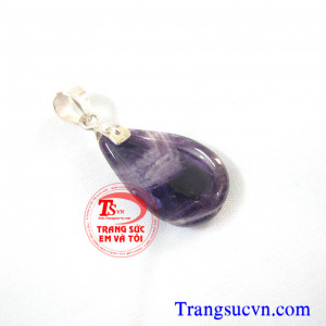 Mặt dây thạch anh tím thiên nhiên được chế tác trên chất liệu:  - Đá Thạch anh tím thiên nhiên 100%  - Móc được làm bằng bạc ta  - Bán toàn quốc  - Thanh toán an toàn  - Giao hàng tận nơi và thanh toán khi nhận hàng.
