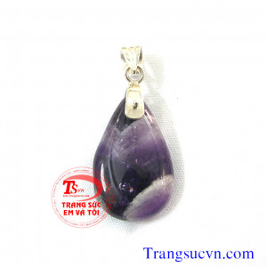 Mặt dây thạch anh tím thiên nhiên được chế tác trên chất liệu:  - Đá Thạch anh tím thiên nhiên 100%  - Móc được làm bằng bạc ta  - Bán toàn quốc  - Thanh toán an toàn  - Giao hàng tận nơi và thanh toán khi nhận hàng.