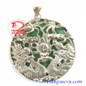 Mặt cẩm thạch bọc rồng chầu đẹp được chế tác trên chất liệu:  - Ngọc cẩm thạch thiên nhiên 100%  - Hình rồng được làm bằng bạc ta  - Bán toàn quốc  - Thanh toán an toàn  - Giao hàng tận nơi và thanh toán khi nhận hàng.