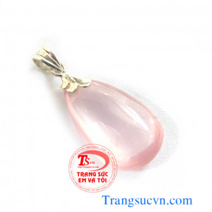 Mặt dây thạch anh hồng được chế tác trên chất liệu:  - Đá Thạch anh hồng thiên nhiên 100%  - Móc được làm bằng bạc ta  - Bán toàn quốc  - Thanh toán an toàn  - Giao hàng tận nơi và thanh toán khi nhận hàng.