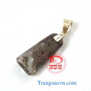 Thạch anh cát trong được chế tác trên chất liệu:  - Đá thạch anh cát  - Móc được làm bằng bạc ta  - Bán toàn quốc  - Thanh toán an toàn  - Giao hàng tận nơi và thanh toán khi nhận hàng.