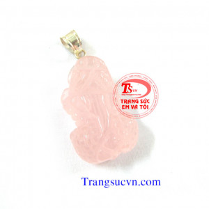 Mặt dây từ hưu thạch anh hồng Mặt dây từ hưu thạch anh hồng được chế tác trên chất liệu:  - Ngọc cẩm thạch thiên nhiên 100%  - Móc được làm bằng bạc ta  - Bán toàn quốc  - Thanh toán an toàn  - Giao hàng tận nơi và thanh toán khi nhận hàng.