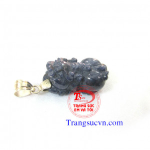 Mặt dây tỳ hưu đá quý sapphire thiên nhiên được chế tác trên chất liệu:  - Ngọc cẩm thạch thiên nhiên 100%  - Móc được làm bằng bạc ta  - Bán toàn quốc  - Thanh toán an toàn  - Giao hàng tận nơi và thanh toán khi nhận hàng.