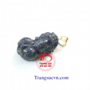 Mặt dây tỳ hưu đá quý sapphire thiên nhiên được chế tác trên chất liệu:  - Ngọc cẩm thạch thiên nhiên 100%  - Móc được làm bằng bạc ta  - Bán toàn quốc  - Thanh toán an toàn  - Giao hàng tận nơi và thanh toán khi nhận hàng.