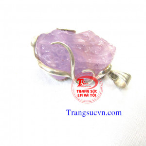 Tỳ hưu thạch anh tím thiên nhiên 100% Tỳ hưu thạch anh tím thiên nhiên 100% được chế tác trên chất liệu:  - Ngọc cẩm thạch thiên nhiên 100%  - Móc được làm bằng bạc ta  - Bán toàn quốc  - Thanh toán an toàn  - Giao hàng tận nơi và thanh toán khi nhận hàng