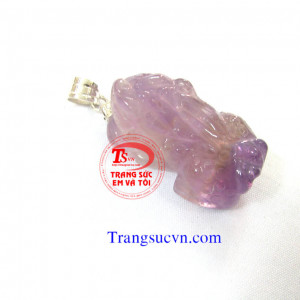 Tỳ hưu thạch anh tím thiên nhiên 100% Tỳ hưu thạch anh tím thiên nhiên 100% được chế tác trên chất liệu:  - Ngọc cẩm thạch thiên nhiên 100%  - Móc được làm bằng bạc ta  - Bán toàn quốc  - Thanh toán an toàn  - Giao hàng tận nơi và thanh toán khi nhận hàng
