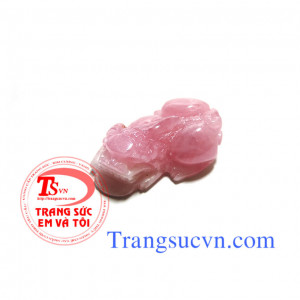Tỳ hưu ruby to thiên nhiên. Tỳ hưu đá quý ruby thiên nhiên  Tỳ hưu đá quý ruby thiên nhiên làm nhẫn nam và làm mặt dây chuyền nam, mặt dây tỳ hưu ruby mặt dây chuyền nữ.  Bọc vàng tây từ 10k, 14k , 18k với  nhiều kiểm giáng bạn ưa thích.  Sản phẩm có kèm 