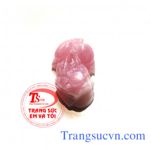 Tỳ hưu hồng ngọc  Tỳ hưu màu đỏ Tỳ hưu ruby to thiên nhiên. Tỳ hưu đá quý ruby thiên nhiên  Tỳ hưu đá quý ruby thiên nhiên làm nhẫn nam và làm mặt dây chuyền nam, mặt dây tỳ hưu ruby mặt dây chuyền nữ.  Bọc vàng tây từ 10k, 14k , 18k với  nhiều kiểm giáng