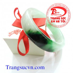 Vòng tay ngọc cẩm thạch thiên nhiên Jadeite Vòng ngọc cẩm thạch thiên nhiên có giấy kiểm định đá quý kèm theo.  Vòng ngọc vuông thiên nhiên Jadeite  Sản phẩm vòng ngọc cẩm thạch bán toàn quốc. Thanh toán khi nhận hàng.  Trọng lượng:  71,33 g  Kích thước: 