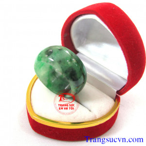 Nhẫn cẩm thạch thiên nhiên   Nhẫn ngọc cẩm thạch thiên nhiên Jadeite dùng đeo tay.  Sản phẩm nhẫn ngọc cẩm thạch thiên nhiên với chất lượng ngọc cẩm thạch thiên nhiên được đảm bảo nhờ  GIẤY KIỂM ĐỊNH ĐÁ QUÝ KÈM THEO SẢN PHẨM.  Bán toàn quốc, Thanh toán an