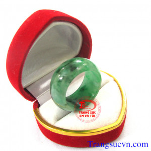 Nhẫn đá quý ngọc Jadeite Nhẫn ngọc cẩm thạch thiên nhiên Jadeite dùng đeo tay.  Sản phẩm nhẫn ngọc cẩm thạch thiên nhiên với chất lượng ngọc cẩm thạch thiên nhiên được đảm bảo nhờ  GIẤY KIỂM ĐỊNH ĐÁ QUÝ KÈM THEO SẢN PHẨM.  Bán toàn quốc, Thanh toán an toà