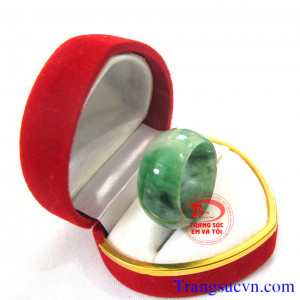 Nhẫn nam ngọc Jadete Nhẫn ngọc cẩm thạch thiên nhiên Jadeite dùng đeo tay.  Sản phẩm nhẫn ngọc cẩm thạch thiên nhiên với chất lượng ngọc cẩm thạch thiên nhiên được đảm bảo nhờ  GIẤY KIỂM ĐỊNH ĐÁ QUÝ KÈM THEO SẢN PHẨM.  Bán toàn quốc, Thanh toán an toàn kh
