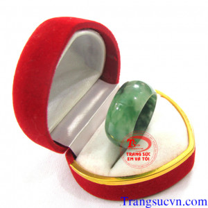 Nhẫn ngọc Jadeite thiên nhiênNhẫn ngọc cẩm thạch thiên nhiên Jadeite dùng đeo tay.  Sản phẩm nhẫn ngọc cẩm thạch thiên nhiên với chất lượng ngọc cẩm thạch thiên nhiên được đảm bảo nhờ  GIẤY KIỂM ĐỊNH ĐÁ QUÝ KÈM THEO SẢN PHẨM.  Bán toàn quốc, Thanh toán an