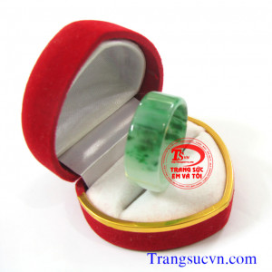 Nhẫn ngọc ngón cái, Nhẫn ngọc phỉ thúy nam dành cho nam  Trọng lượng: ~ 4,72 g  Kích thước: ~26,00x 21,30 /8,80 mm  Nhẫn ngọc phỉ thúy, nhan ngoc phi thuy   http://trangsucvn.com Hình ảnh: Nhẫn ngọc phỉ thúy    Theo sưu tâm mạng: Giúp máu và khí huyết lưu