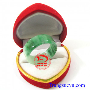 Nhẫn ngọc ngón cái, Nhẫn ngọc phỉ thúy nam dành cho nam  Trọng lượng: ~ 4,72 g  Kích thước: ~26,00x 21,30 /8,80 mm  Nhẫn ngọc phỉ thúy, nhan ngoc phi thuy   http://trangsucvn.com Hình ảnh: Nhẫn ngọc phỉ thúy    Theo sưu tâm mạng: Giúp máu và khí huyết lưu