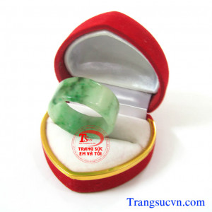 Theo sưu tâm mạng: Giúp máu và khí huyết lưu thông, hút bệnh ra khỏi cơ thể, mang lại nhiều may mắn trong công việc. Đeo nhẫn ngọc phỉ thúy ở ngón giữa còn có tác dụng hóa giải đường hao tài, tránh hao tiền của  Đặc điểm khoáng vật: Công thức : NaAl(Si2O6