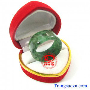 Công ty Trang Sức Em Và Tôi đảm bảo với các bạn rằng: Sản phẩm nhẫn ngọc Cẩm thạch thiên nhiên của chúng tôi bán ra là hàng xịn, tự nhiên 100%, chất lượng tố và mẫu mã phong phú đa dang và giá cả cạnh tranh so với giá trên thị trường hiện nay.  Khi bạn mu