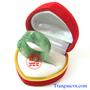 Nhẫn nam cẩm thạch thiên nhiênTheo sưu tâm mạng: Giúp máu và khí huyết lưu thông, hút bệnh ra khỏi cơ thể, mang lại nhiều may mắn trong công việc. Đeo nhẫn ngọc phỉ thúy ở ngón giữa còn có tác dụng hóa giải đường hao tài, tránh hao tiền của  Đặc điểm khoá
