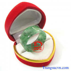 Nhẫn nam cẩm thạch thiên nhiênTheo sưu tâm mạng: Giúp máu và khí huyết lưu thông, hút bệnh ra khỏi cơ thể, mang lại nhiều may mắn trong công việc. Đeo nhẫn ngọc phỉ thúy ở ngón giữa còn có tác dụng hóa giải đường hao tài, tránh hao tiền của  Đặc điểm khoá