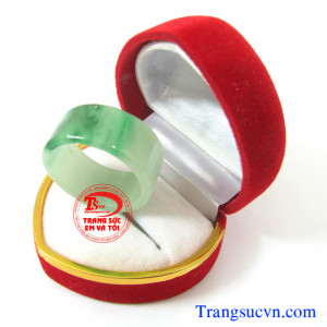 Nhẫn ngọc thiên nhiên Jadeite