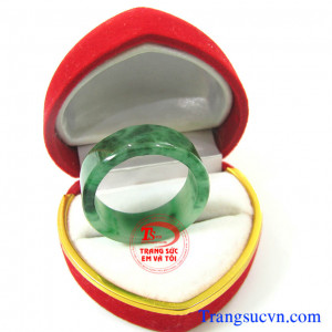  Nhẫn ngọc cẩm thạch thiên nhiên đẹp Nhẫn ngọc phỉ thúy nam dành cho nam  Trọng lượng: ~ 5,08 g  Kích thước: ~26,00 x21,00/9,00 mm  Nhẫn ngọc phỉ thúy, nhan ngoc phi thuy   http://trangsucvn.com Hình ảnh: Nhẫn ngọc phỉ thúy    Theo sưu tâm mạng: Giúp máu 