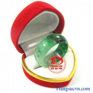 Nhẫn ngọc cẩm thạch Nhẫn ngọc cẩm thạch thiên nhiên đẹp Nhẫn ngọc phỉ thúy nam dành cho nam  Trọng lượng: ~ 7,65 g  Kích thước: ~29,50 x22,00/9,90 mm  Nhẫn ngọc phỉ thúy, nhan ngoc phi thuy   http://trangsucvn.com Hình ảnh: Nhẫn ngọc phỉ thúy    Theo sưu 