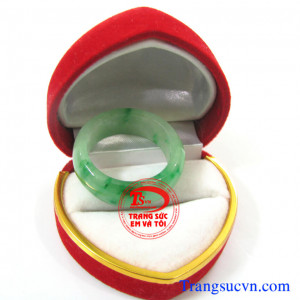 Nhẫn ngọc cẩm thạch xanh  Nhẫn ngọc cẩm thạch thiên nhiên đẹp Nhẫn ngọc phỉ thúy nam dành cho nam  Trọng lượng: ~ 7,13 g  Kích thước lòng: 21,30 mm  Nhẫn ngọc phỉ thúy, nhan ngoc phi thuy   http://trangsucvn.com Hình ảnh: Nhẫn ngọc phỉ thúy    Theo sưu tâ