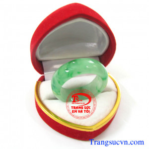 Nhẫn ngọc cẩm thạch xanh  Nhẫn ngọc cẩm thạch thiên nhiên đẹp Nhẫn ngọc phỉ thúy nam dành cho nam  Trọng lượng: ~ 7,13 g  Kích thước lòng: 21,30 mm  Nhẫn ngọc phỉ thúy, nhan ngoc phi thuy   http://trangsucvn.com Hình ảnh: Nhẫn ngọc phỉ thúy    Theo sưu tâ