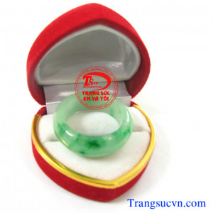 Nhẫn ngọc cẩm thạch xanh  Nhẫn ngọc cẩm thạch thiên nhiên đẹp Nhẫn ngọc phỉ thúy nam dành cho nam  Trọng lượng: ~ 7,13 g  Kích thước lòng: 21,30 mm  Nhẫn ngọc phỉ thúy, nhan ngoc phi thuy   http://trangsucvn.com Hình ảnh: Nhẫn ngọc phỉ thúy    Theo sưu tâ