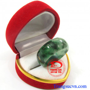 Nhẫn đá cẩm thạch Myanma Nhẫn ngọc nam Jadeite  Nhẫn ngọc cẩm thạch thiên nhiên đẹp Nhẫn ngọc phỉ thúy nam dành cho nam  Trọng lượng: ~ 6,40 g  Kích thước lòng: ~19,40 mm  Nhẫn ngọc phỉ thúy, nhan ngoc phi thuy   http://trangsucvn.com Hình ảnh: Nhẫn ngọc 