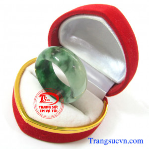 Nhẫn đá cẩm thạch Myanma Nhẫn ngọc nam Jadeite  Nhẫn ngọc cẩm thạch thiên nhiên đẹp Nhẫn ngọc phỉ thúy nam dành cho nam  Trọng lượng: ~ 6,40 g  Kích thước lòng: ~19,40 mm  Nhẫn ngọc phỉ thúy, nhan ngoc phi thuy   http://trangsucvn.com Hình ảnh: Nhẫn ngọc 