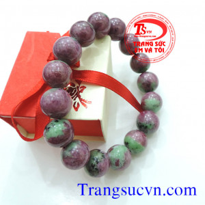 Ruby-Zoisite vòng tay hộ mệnh   Tổng trọng lượng: 70,68 g  Kích thước: ~ 13,00 - 13,50 mm  Hình dạng: Tròn hạt  Tổng số hạt: 14 hạt  Vòng tay Ruby và Anyolite- Zoisite thiên nhiên đeo theo mệnh tuyệt vời, mang lại trí tâm an tịnh, may nắm và luôn được bìn
