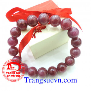  đó có khả năng ngăn ngừa các căn bệnh nặng và tạo cho cơ thể nguồn năng lượng. Người ta cho rằng đá ruby chữa các bệnh về tim, não, làm tăng thêm sức mạnh và trí nhớ của con người. Trong một cuốn sách cổ cúa Nga kể về các loại đá quý có nói về ruby rằng 