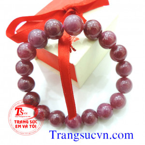  có nói về ruby rằng loại đá này “đuổi khỏi cơ thể người mọi loại bệnh tật, giũ gìn sức khoẻ”. Người ta gán cho đá ruby cả tác dụng giải độc. Những viên đá ruby đỏ này dường như cứu người chủ của nó thoát khỏi các loại chất độc. Đặc điểm khoáng vật: - Tên