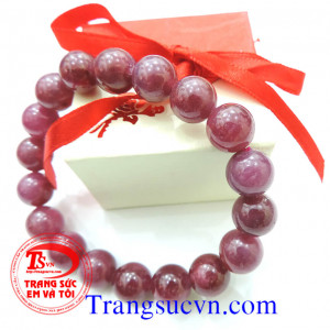  Từ thời xa xưa, đá ruby đã được gán cho những tính chất siêu nhiên, trong đó có khả năng ngăn ngừa các căn bệnh nặng và tạo cho cơ thể nguồn năng lượng. Người ta cho rằng đá ruby chữa các bệnh về tim, não, làm tăng thêm sức mạnh và trí nhớ của con người.