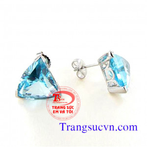 Hoa tai tam giác vàng trắng topaz Hoa tai topaz vàng trắng Hoa tai đá topaz , Hoa tai vàng trắng Và gắn đá topaz thiên nhiên với màu xanh đầy ý nghĩa:  Hoa tai vàng trắng Topaz nhưng hiện nay trên thị trường đa số topaz có màu xanh do xử lý bằng phóng xạ