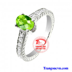 Nhẫu nữ đá quý peridot vàng trắng Nhẫn nữ vàng tây đá peridot Nhẫn nữ vàng trắng Peridot   Nhẫn vàng tây gắn đá Peridot thiên nhiên   Đá Peridot tượng trưng cho tài hùng biện, thuyết phục. Nó tái sinh và cung cấp năng lượng nên được ví như một liều thuốc